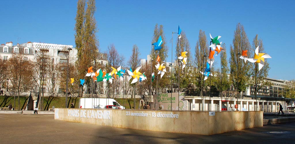 Le podium aux moulins à vent, signal du début du parcours de l'exposition